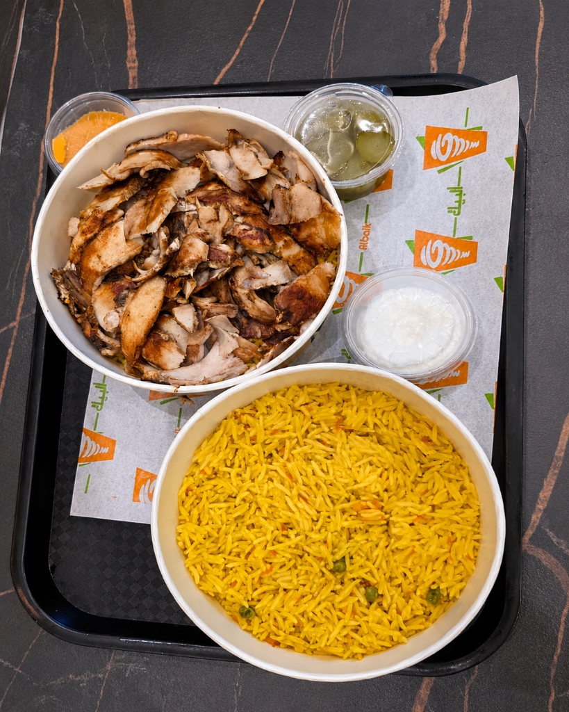 Chicken Shawarma und gelber Reis bei Shawarma Albaik, Sonnenallee 28, Berlin-Neukölln