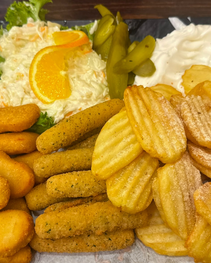 Kindermenü mit Mozzarella Sticks, Chicken Nuggets, Pommes, Krautsalat und Gurken