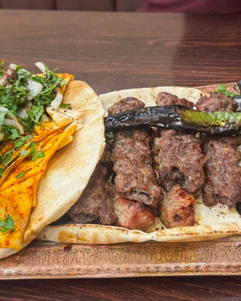 Kabob und Shish Tawook auf einem Kupfertablett im Alzaeem Restaurant Neukölln