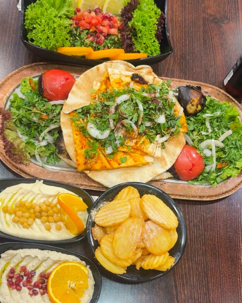 Mix Grill mit Hummus, Mutabal, Pommes und Salat im Alzaeem Restaurant Berlin-Neukölln