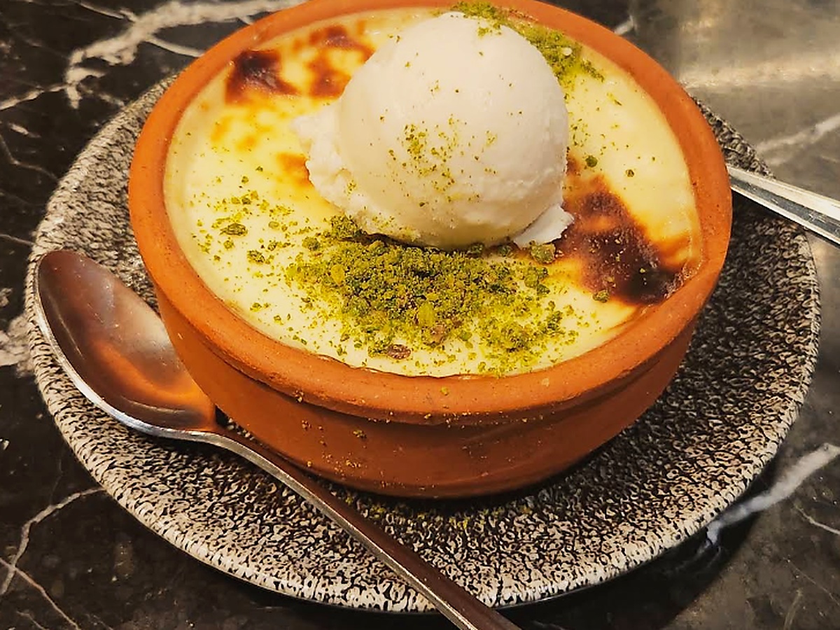 Fırında Sütlaç Dondurmalı bei Baba Pirzola Berlin: Türkischer Milchreis mit Zimt, Eiscreme und Pistazien im Tontopf