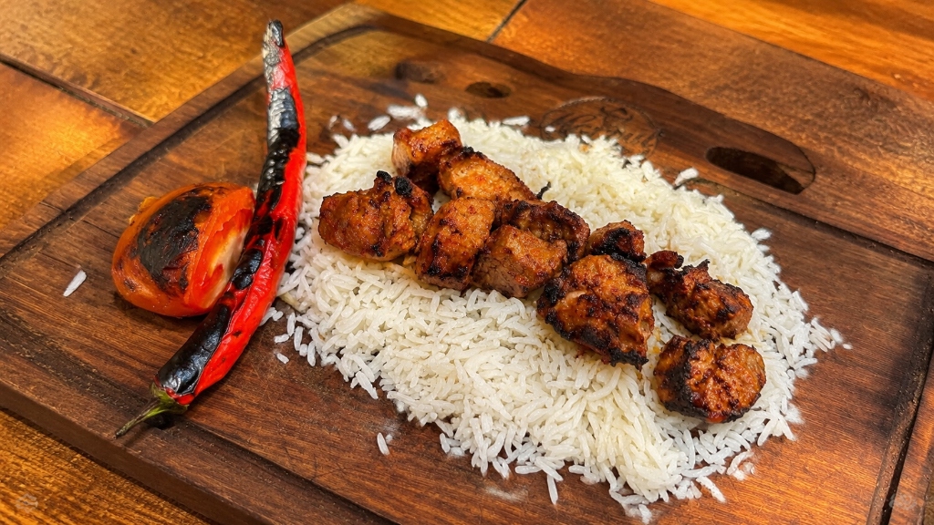 Gegrillter Hähnchenspieß mit Reis, gegrillter Spitzpaprika und Tomate bei Harput in Wiesbaden