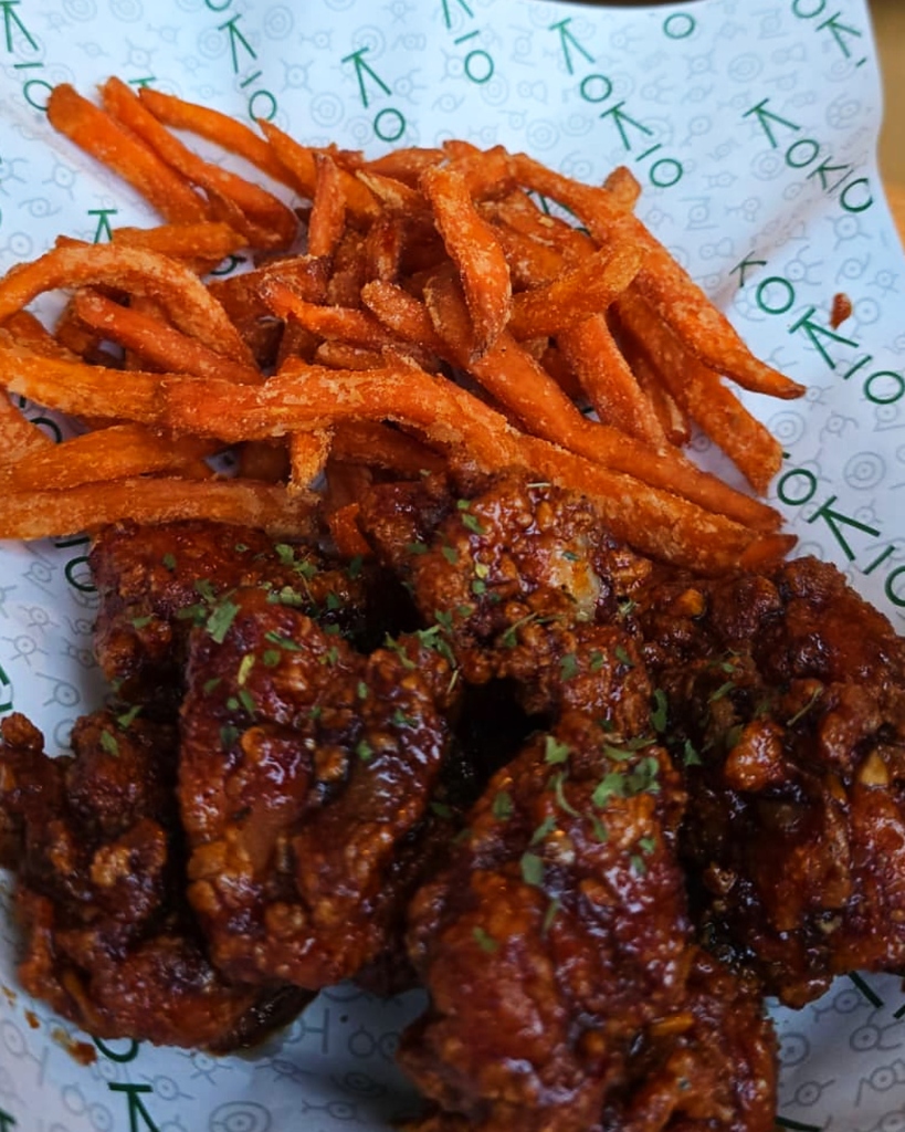 Korean Fried Chicken kombiniert mit Süßkartoffel-Pommes bei KOKIO Berlin