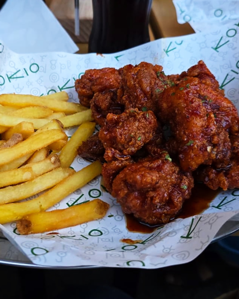 Großzügige Portion Fried Chicken zum Teilen bei KOKIO Berlin